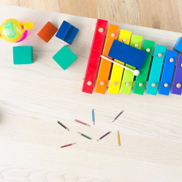 Set mit 8 Miniatur-Buntstiften aus Holz für Puppenhäuser und Dekorationen