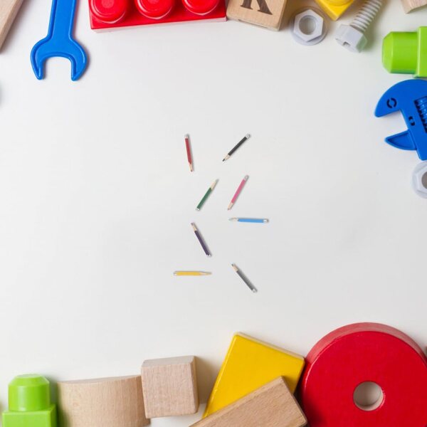 Set mit 8 Miniatur-Buntstiften aus Holz für Puppenhäuser und Dekorationen