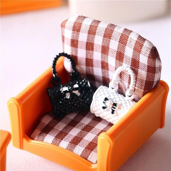 Sada 2 miniatúrnych kovových tašiek pre domčeky pre bábiky čierno-biele 1,8x1x2,5 cm