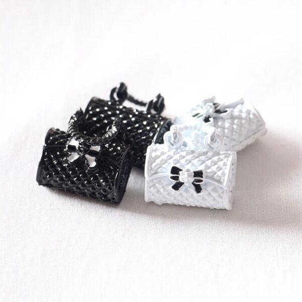Sada 2 miniatúrnych kovových tašiek pre domčeky pre bábiky čierno-biele 1,8x1x2,5 cm