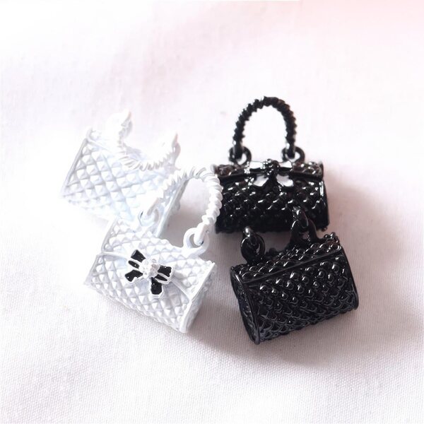 Sada 2 miniatúrnych kovových tašiek pre domčeky pre bábiky čierno-biele 1,8x1x2,5 cm