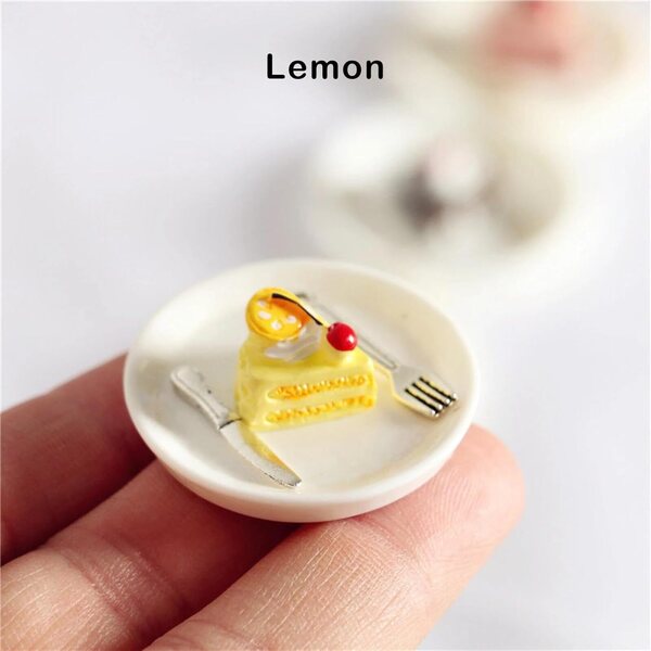 Set miniatural de patiserie cu lamaie pentru casa de papusi cu farfurie, cutit si furculita