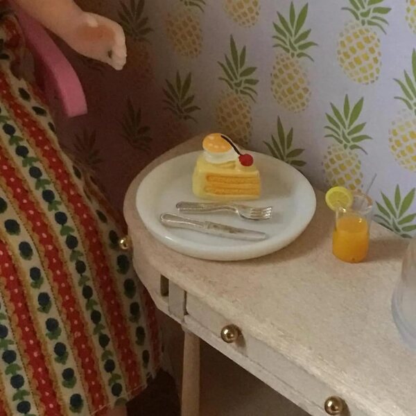 Set miniatural de patiserie cu lamaie pentru casa de papusi cu farfurie, cutit si furculita