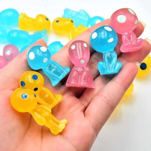 30 Luminescent extraterrestresch Mini Figuren fir Gaart an Heemdekoratiounen