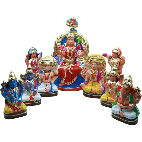 Set med 9 Golu Kolu dockor i mångfärgad naturlig lera för Navaratri och Dussera
