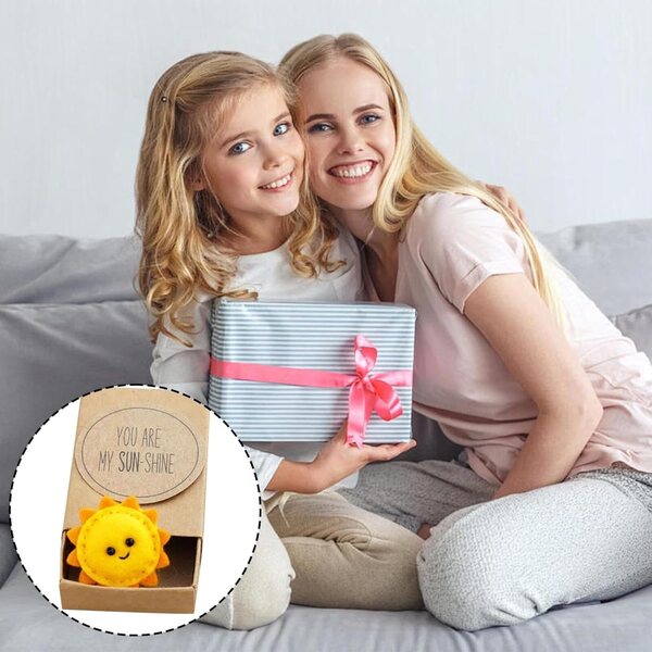 Przenośny prezent w kształcie słonecznika z kartami pozytywnych afirmacji „You Are My Sunshine”.