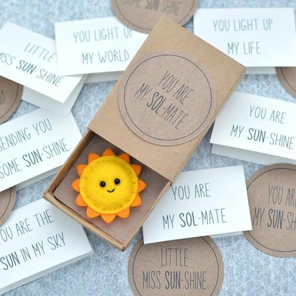 Przenośny prezent w kształcie słonecznika z kartami pozytywnych afirmacji „You Are My Sunshine”.