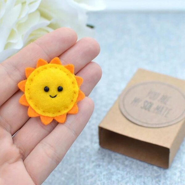 Przenośny prezent w kształcie słonecznika z kartami pozytywnych afirmacji „You Are My Sunshine”.