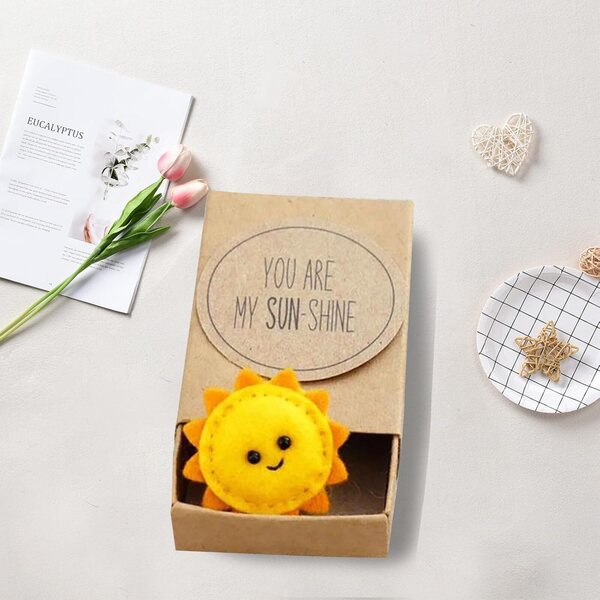 Przenośny prezent w kształcie słonecznika z kartami pozytywnych afirmacji „You Are My Sunshine”.