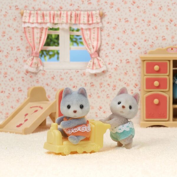 Sylvanian Families Serafina Pony-Stylisten-Set mit 18 Make-up- und Haaraccessoires