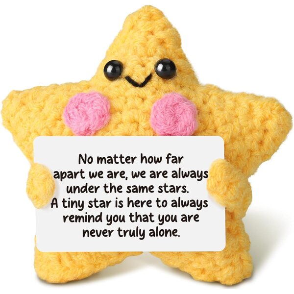 Muñeca de estrella amarilla de ganchillo for a gift of friendship and emotional comfort