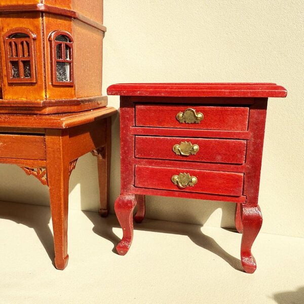 Comodino in legno scala 1:12 con gambe cabriole e cassetto funzionante
