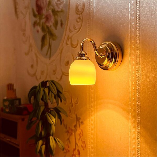 1/12 Miniatur-LED-Wandleuchte für Puppenhäuser – elegante Metallapplikation