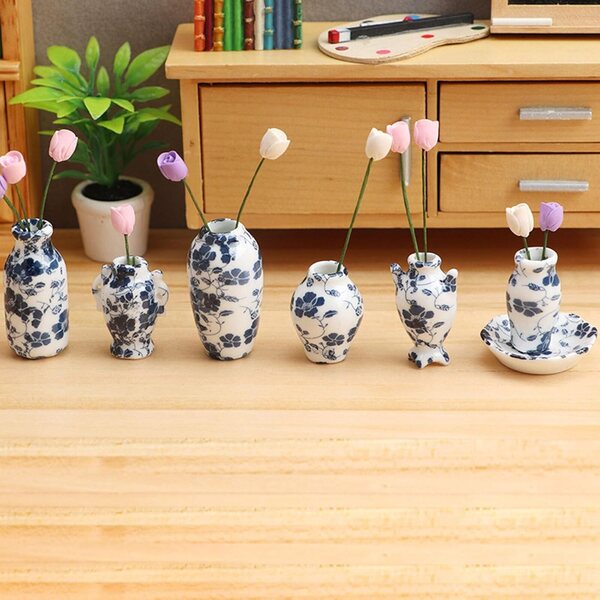Set mit 7 Puppenhaus-Miniaturvasen aus blauem und weißem Porzellan, 1:12