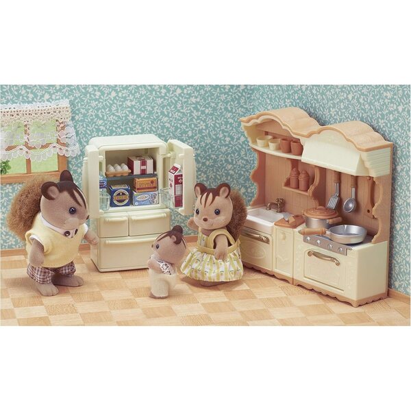 Sylvanian Families Panda Pookie Family: Set mit 4 Figuren mit Kleidung und Küchenzubehör