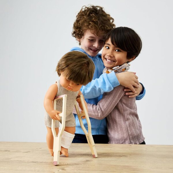Miniland Set Inclusivo para Muñecos, Accesorios Educativos para Trabajar Diversidad Funcional, Empatía, Inclusión y Educación en Valores
