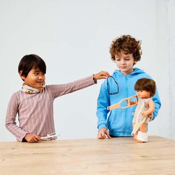 Miniland Set Inclusivo para Muñecos, Accesorios Educativos para Trabajar Diversidad Funcional, Empatía, Inclusión y Educación en Valores