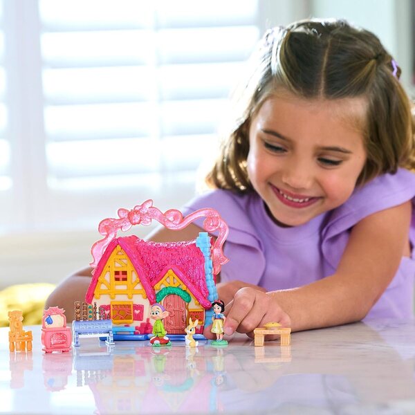 DISNEY STORE Juego de micro juegos oficial de Snow White Cottage, incluye microfiguras Blancanieves y Dopey, juguete de viaje portátil con asa, juguetes de viaje con revelaciones sorpresa