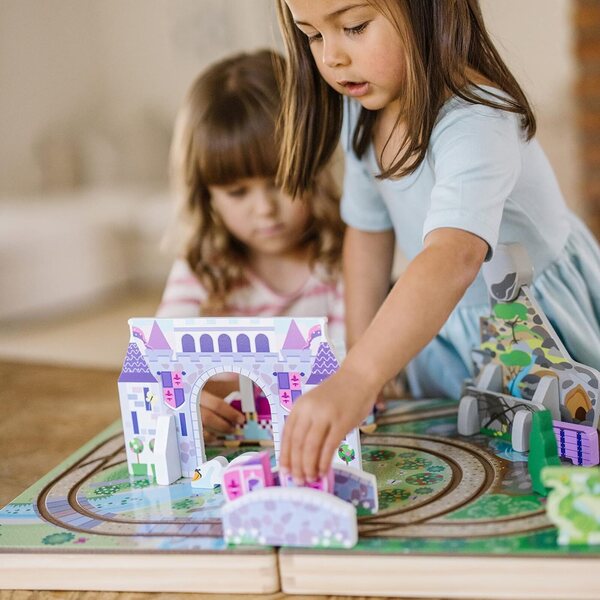 Dřevěné stolní království Melissa & Doug s 19 kusy a přenosným pouzdrem