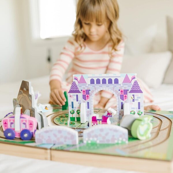 Dřevěné stolní království Melissa & Doug s 19 kusy a přenosným pouzdrem