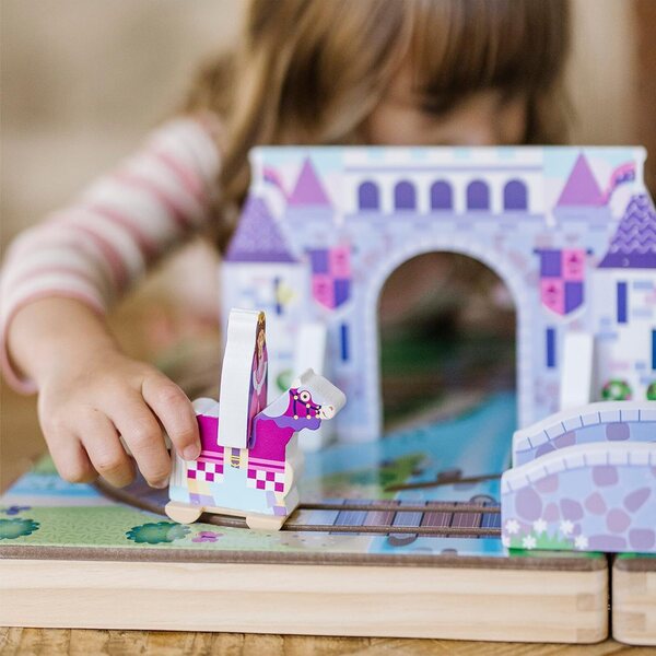 Dřevěné stolní království Melissa & Doug s 19 kusy a přenosným pouzdrem