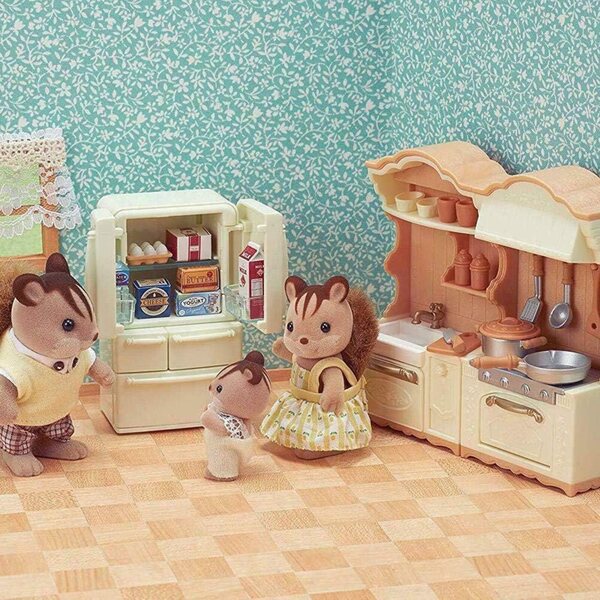 Küche im Landhausstil von Sylvanian Families mit Backofen, Kühlschrank und Puppenzubehör