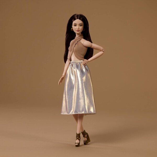Barbie Basics Modell 06: elegante Modepuppe mit goldenem Rock und Neckholder-Oberteil