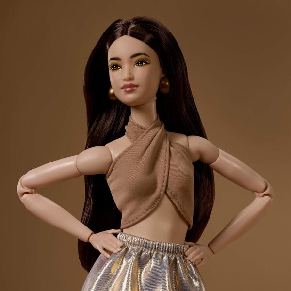 Barbie Basics Modell 06: elegante Modepuppe mit goldenem Rock und Neckholder-Oberteil
