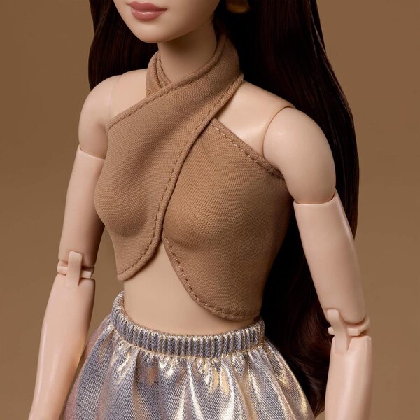 Barbie Basics Modell 06: elegante Modepuppe mit goldenem Rock und Neckholder-Oberteil