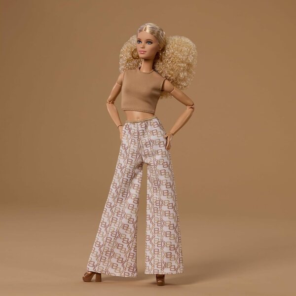 Barbie Basics Modell 07 mit weißem Palazzo und Crop-Top, Made-to-Move-Körper und elegantem Look