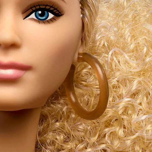 Barbie Basics Modell 07 mit weißem Palazzo und Crop-Top, Made-to-Move-Körper und elegantem Look