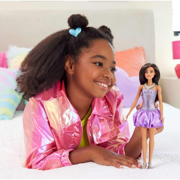 Barbie Fashionistas mit lila Paillettenkleid, silberner Halskette und eleganten Sandalen