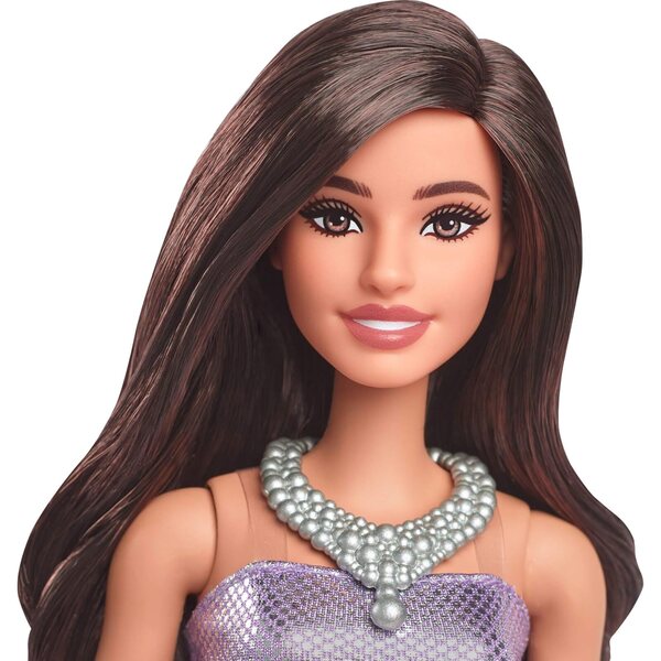 Barbie Fashionistas mit lila Paillettenkleid, silberner Halskette und eleganten Sandalen