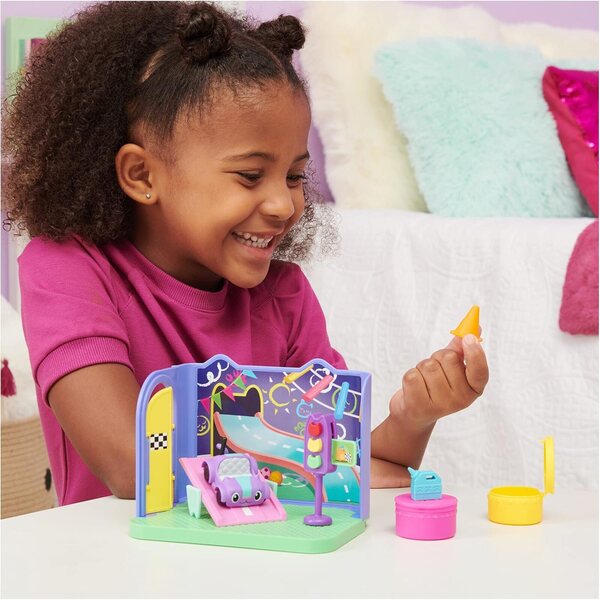 Gabby's Dollhouse Deluxe Raum Purr-ific Spielzimmer mit Carlita-Auto und Zubehör