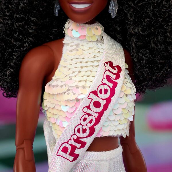 Barbie-Präsidentin Issa Rae mit weißem Glitzer-Outfit und Shorts – Sammlerpuppe