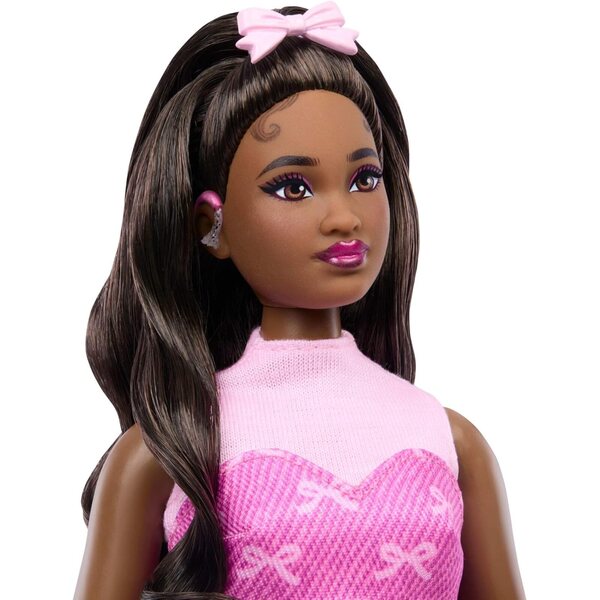 Barbie-Puppe im Deluxe-Stil, gekleidet in rosa Jeans, mit Hörgeräten und Modeaccessoires