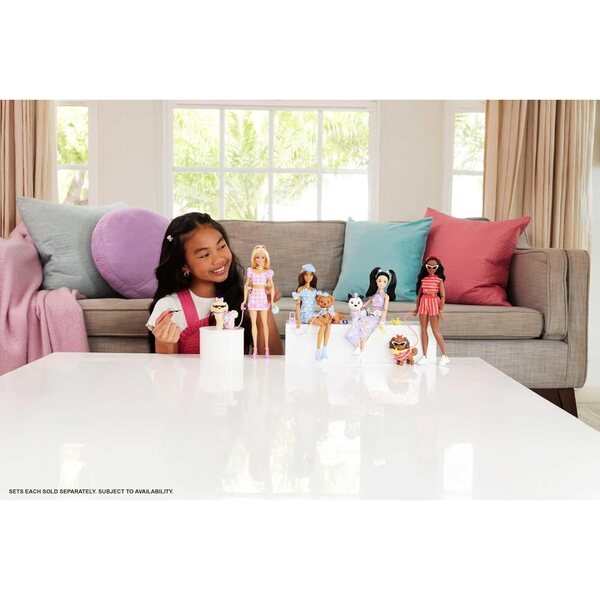 Barbie Twinning Looks mit Hund in abgestimmten rosa karierten Outfits und Modeaccessoires