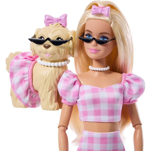 Barbie Twinning Looks mit Hund in abgestimmten rosa karierten Outfits und Modeaccessoires