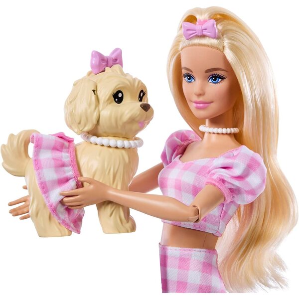 Barbie Twinning Looks mit Hund in abgestimmten rosa karierten Outfits und Modeaccessoires