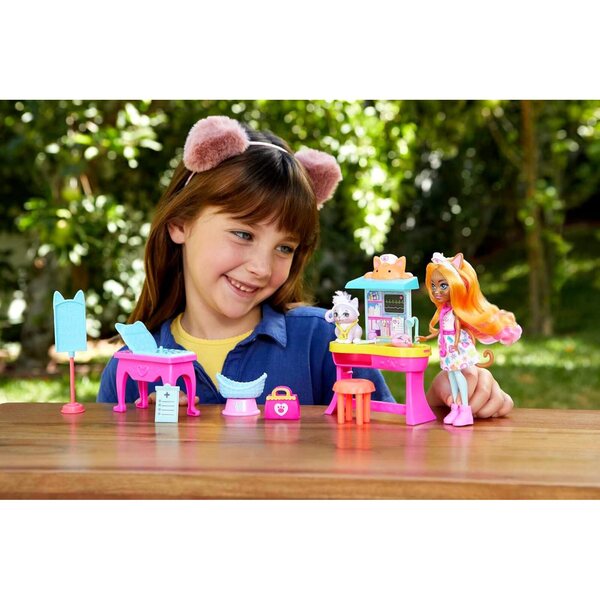 Enchantimals Dr. Carlin Cat: Spielset mit Arztpraxis und Zubehör für Kinder ab 4 Jahren