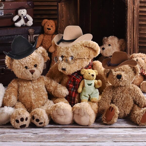Set mit 2 weißen Mini-Cowboy-Hüten aus Samt für Dekorationen und Puppenhäuser