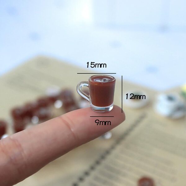 Miniatur-Puppenkaffeetassen, 2-teiliges, zufälliges, buntes Set für das Puppenhaus