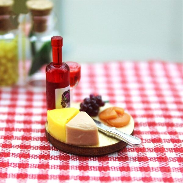 Küchenminiatur 1:12 Wein und Käse aus Holz zur Puppenhausdekoration