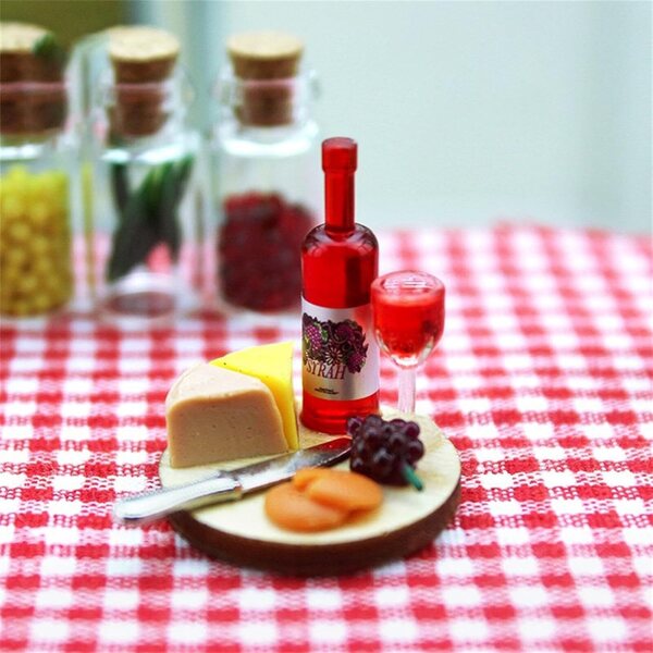Küchenminiatur 1:12 Wein und Käse aus Holz zur Puppenhausdekoration