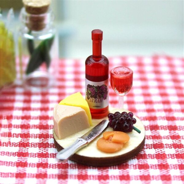 Küchenminiatur 1:12 Wein und Käse aus Holz zur Puppenhausdekoration