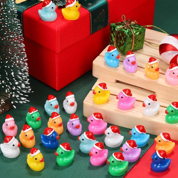 Mini-Enten aus Kunstharz, 80 Stück, 10 Farben, mit Weihnachtsmütze für festliche Dekorationen