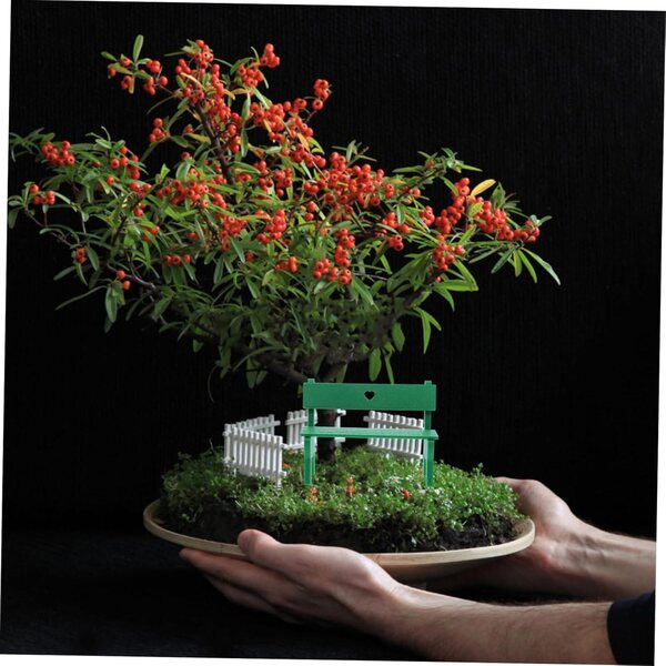 Miniatur-Gartenbank und grüner Stuhl über Mikro-Puppenhaus-Dekoration und Heimwerken