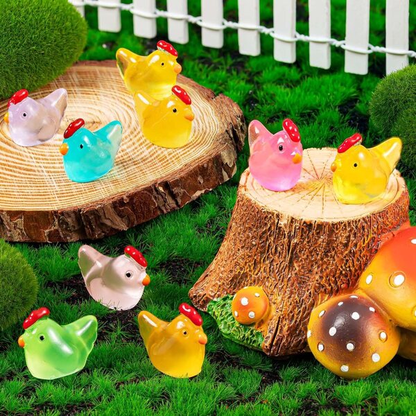 360 mini personaggi di galline in resina, che brillano al buio, decorazioni colorate per la casa delle bambole e il giardino