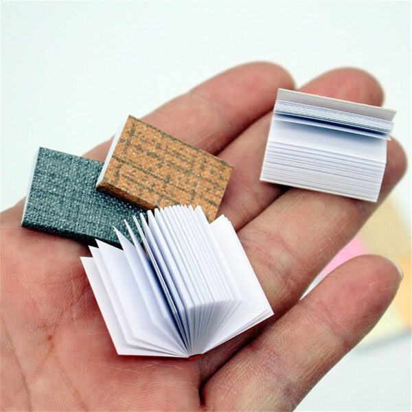 Set mit 4 antiken Mini-Büchern im Maßstab 1:12 für Puppenhäuser und Basteldekorationen