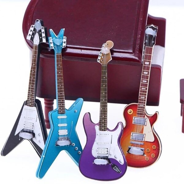 Set mit 4 Mini-E-Gitarren aus Holz für Puppenhaus-Dekoration und Mini-Musik